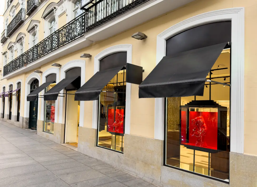Façade vitrine de magasin en aluminium sur mesure à L'Île-d'Yeu